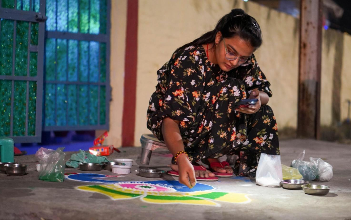 Étudiants travaillant sur des croquis en atelier avec matériel de dessin professionnel